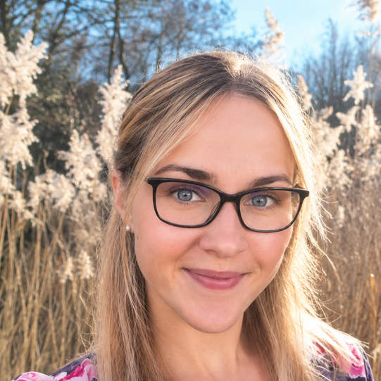 Foto von Dr. Larissa Pliska vor einer Schilflandschaft