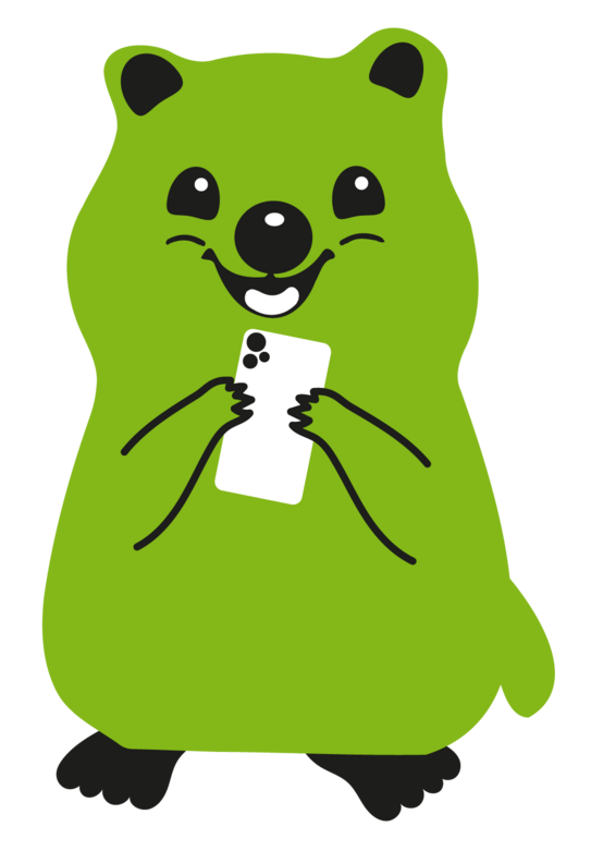 Es ist eine Ganzkörperaufnahme von dem Maskottchen Fibsi. Fibsi ist ein grünes Quoakka und er hält ein weißes Smartphone in den Händen.