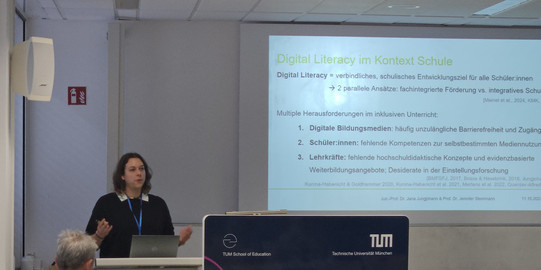 Szene eines wissenschaftlichen Vortrags von Jun.-Prof. Dr. Jana Jungjohann auf dem Symposium JODET 2024 in München