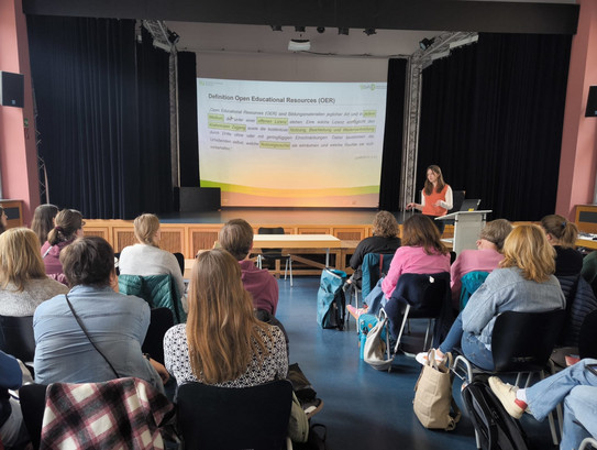 Foto von Julia Kondermann beim Vortrag auf dem dgs Kongress - Landesgruppe Rheinland
