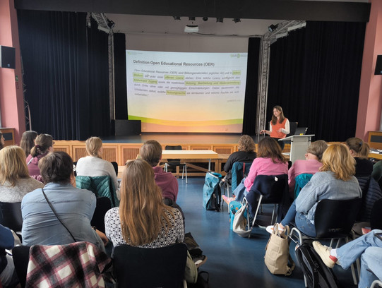 Foto von Julia Kondermann beim Vortrag auf dem dgs Kongress - Landesgruppe Rheinland