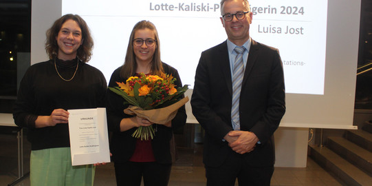 Foto der Preisträgerin Luisa Jost gemeinsam mit Jun-.Prof. Jana Jungjohann und dem Dekan Prof. Tobias Kuhn