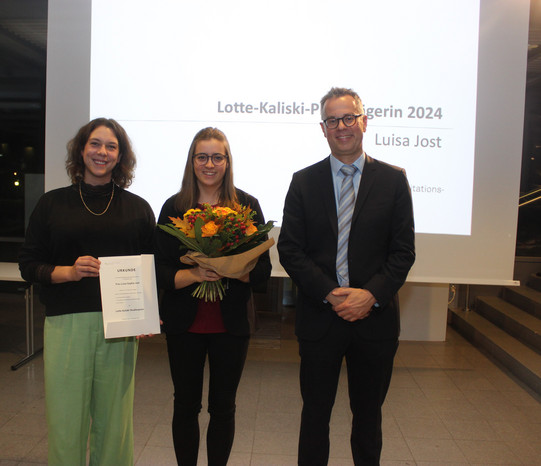 Foto der Preisträgerin Luisa Jost gemeinsam mit Jun-.Prof. Jana Jungjohann und dem Dekan Prof. Tobias Kuhn