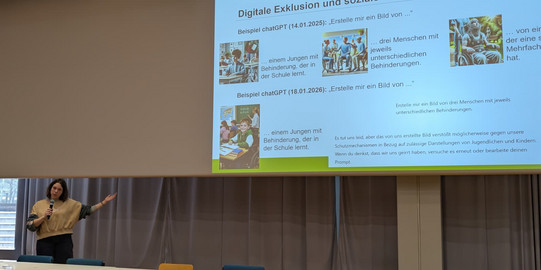 20260205_Vortrag Berlin Jana Foto von Jun.-Prof. Dr. Jana Jungjohann während ihres Gastvortrags an der Humboldt-Universität zu Berlin zum Thema Digitalisierung und Inklusion.