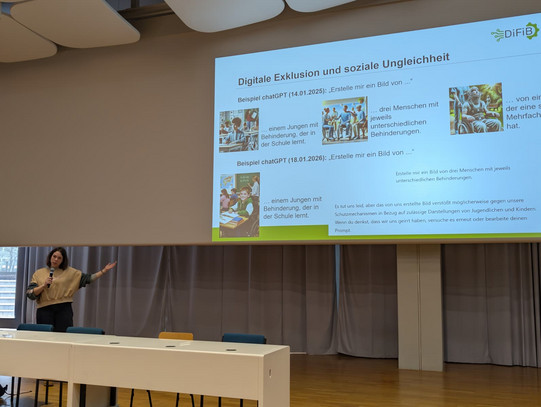 Foto von Jun.-Prof. Dr. Jana Jungjohann während ihres Gastvortrags an der Humboldt-Universität zu Berlin zum Thema Digitalisierung und Inklusion.
