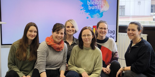 Gruppenfoto der Vertreterinnen des Verlag an der Ruhr (Lea Kolodziej, Redaktion Sekundarstufe, Anette Jeschke, Bereichsleitung Produktion & Entwicklung, Denise Pommerening, Redaktion Frühpädagogik und Monika Strobl, Redaktion Grundschule) gemeinsam mit Jun.-Prof. Dr. Jana Jungjohann (Fachgebietsleitung DiFiB) und Leevke Wilkens (Fachgebiet Rehabilitationstechnologie)