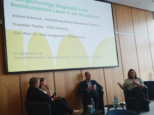 Foto der Poduiumsdiskussion mit Jana Jungjohann, Franziska Thonke und Andreas Schmuck auf dem Fachkonkgress