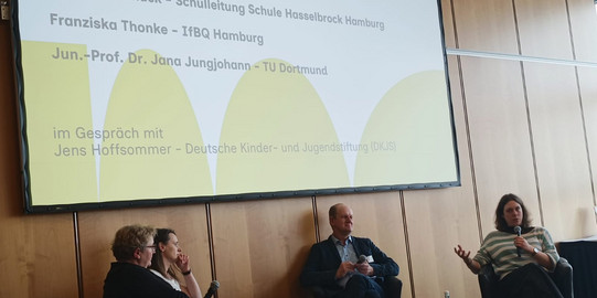 Foto der Poduiumsdiskussion mit Jana Jungjohann, Franziska Thonke und Andreas Schmuck auf dem Fachkonkgress