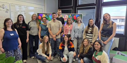 Gruppenbild aller Seminarteilnehmenden im Sommersemester 2026 im DiMeLab