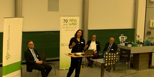 Foto von Jun.-Prof. Dr. Jana Jungjohann während der Rede im Rahmen des Zeitstrahls der Jubiläumsfeier