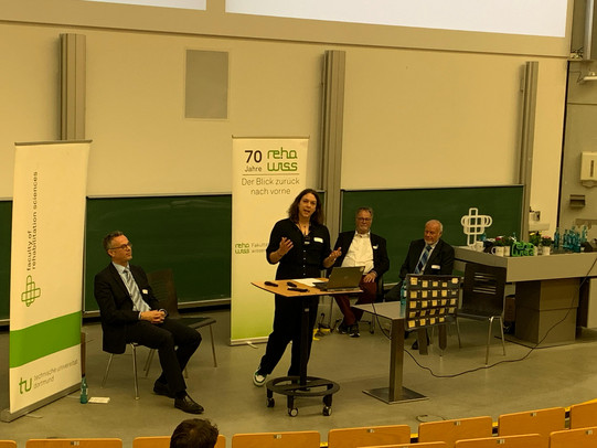Foto von Jun.-Prof. Dr. Jana Jungjohann während der Rede im Rahmen des Zeitstrahls der Jubiläumsfeier
