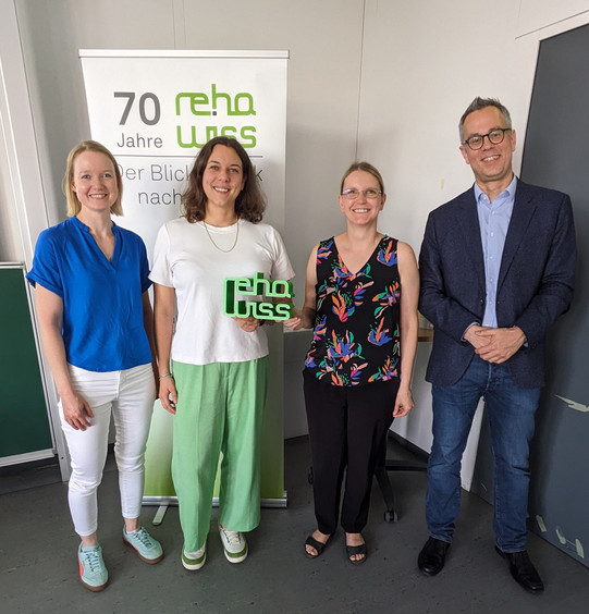 Foto von allen vier Vortragenden des dritten Termins der Ringvorlesung. V.l.n.r: Prof. Dr. Janin Brandenburg, Jun.-Prof. Dr. Jana Jungjohann, Prof. Dr. Olga Kunina-Habenicht und Prof. Dr. Jörg-Tobias Kuhn