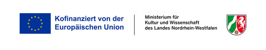Eine Logoleiste mit der Flagge der Europäischen Union links, dem Text "Kofinanziert von der Europäischen Union", dem Text "Ministerium für Kultur und Wissenschaft des Landes Nordrhein-Westfalen" und dem Wappen von Nordrhein-Westfalen