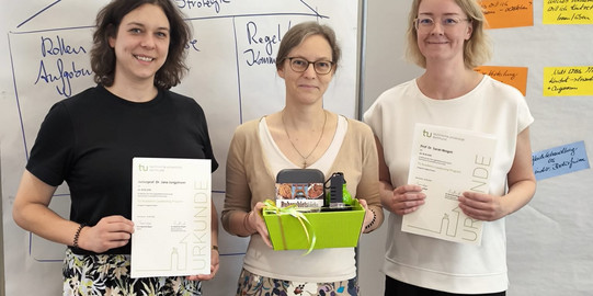 Foto der Urkundenübergabe zum bestandenen TU ACADEMIC LEADERSHIP PROGRAM der TU Dortmund. Von rechts nach links Jun.-Prof. Dr. Jana Jungjohann, Prorektorin Prof. Dr. Nele McElvany und Prof. Dr. Sarah Weigelt