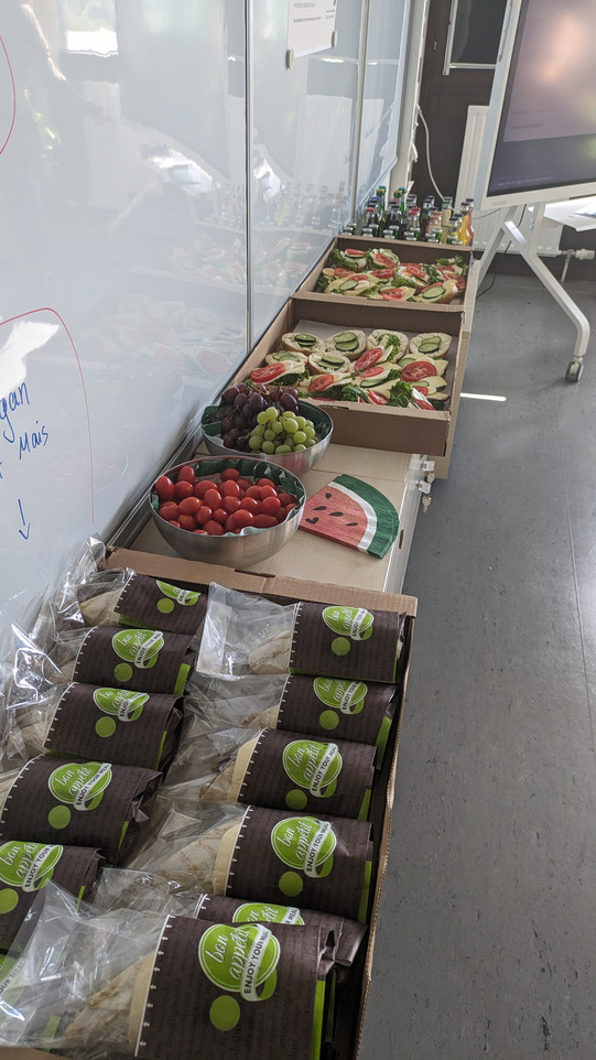Foto des Buffets bei der Eröffnung des Digitalen Medienlabors