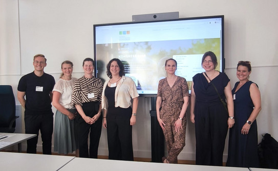 Gruppenbild aller Beteiligter des Symposiums, v.l.n.r. Fabian Feyertag, Susanne Seifert, Elisabeth Herunter, Jana Jungjohann, Franziska Viertel, Juliane Augustin und Lisa Paleczek