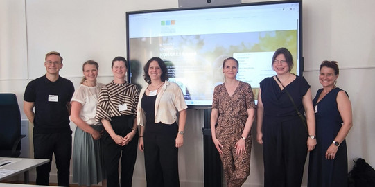 Gruppenbild aller Beteiligter des Symposiums, v.l.n.r. Fabian Feyertag, Susanne Seifert, Elisabeth Herunter, Jana Jungjohann, Franziska Viertel, Juliane Augustin und Lisa Paleczek Gruppenbild aller Beteiligter des Symposiums, v.l.n.r. Fabian Feyertag, Susanne Seifert, Elisabeth Herunter, Jana Jungjohann, Franziska Viertel, Juliane Augustin und Lisa Paleczek