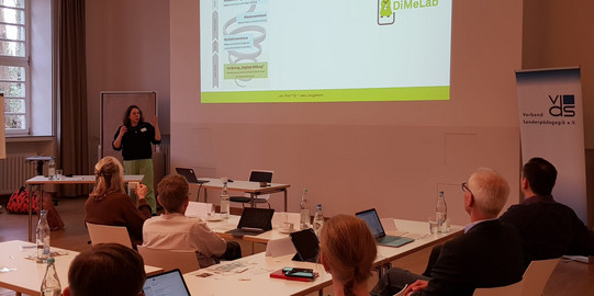 Foto von Jun.-Prof. Dr. Jana Jungjohann während ihres Workshops zum Thema KI und Prompting in der sonderpädagogischen Lehrkräftefortbildung.