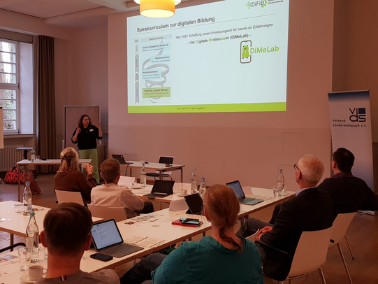Foto von Jun.-Prof. Dr. Jana Jungjohann während ihres Workshops zum Thema KI und Prompting in der sonderpädagogischen Lehrkräftefortbildung. 