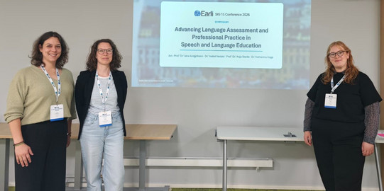 Gruppenfoto des Symposiums „Advancing Language Assessment and Professional Practice in Speech and Language Education“ auf der EARLI SIG 15 Conference 2026 in Helsinki mit Jun.-Prof. Dr. Jana Jungjohann, Prof. Dr. Anja Starke und Dr. Katharina Hoge