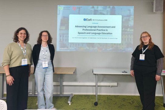Gruppenfoto des Symposiums „Advancing Language Assessment and Professional Practice in Speech and Language Education“ auf der EARLI SIG 15 Conference 2026 in Helsinki mit Jun.-Prof. Dr. Jana Jungjohann, Prof. Dr. Anja Starke und Dr. Katharina Hoge