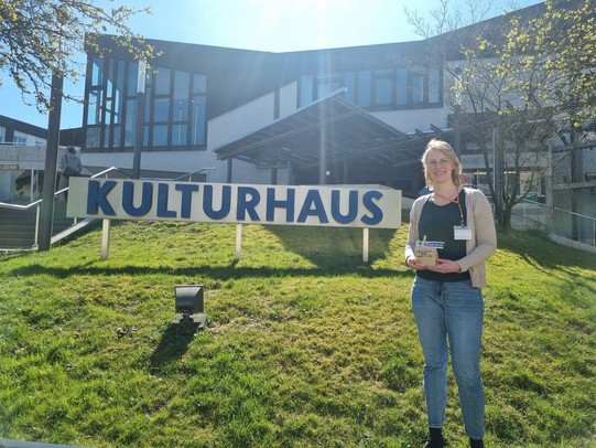 Bild von Magdalena Althelmig vor dem Kulturhaus Lüdenscheid im Rahmen des Forums Gemeinsam Lernen 2025