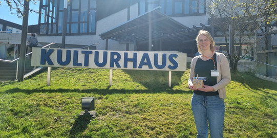 Bild von Magdalena Althelmig vor dem Kulturhaus Lüdenscheid im Rahmen des Forums Gemeinsam Lernen 2025