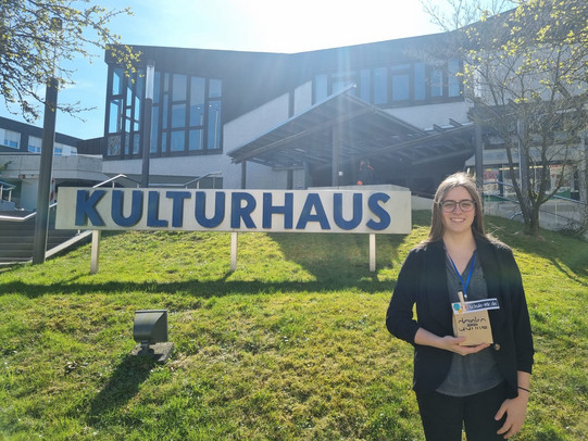 Bild von Luisa Jost vor dem Kulturhaus Lüdenscheid im Rahmen des Forums Gemeinsam Lernen 2025.
