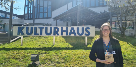 Bild von Luisa Jost vor dem Kulturhaus Lüdenscheid im Rahmen des Forums Gemeinsam Lernen 2025.